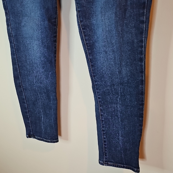 Levi's 711 Blue 31x26 Cropped Ankle Jeans with Tapered Fit - Picture 8 of 13